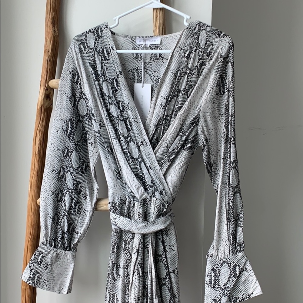 SNAKE WRAP BALLOON SLEEVE MIDI DRESS